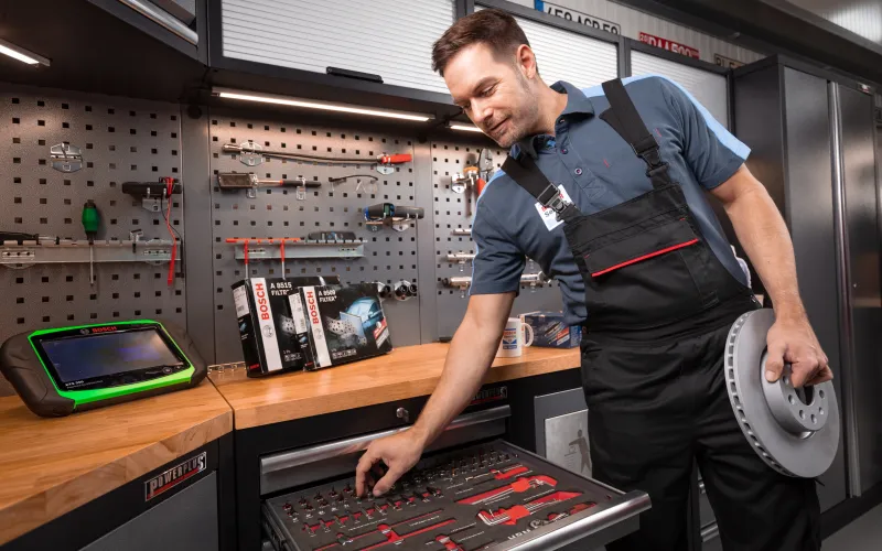 Monteur pakt gereedschap