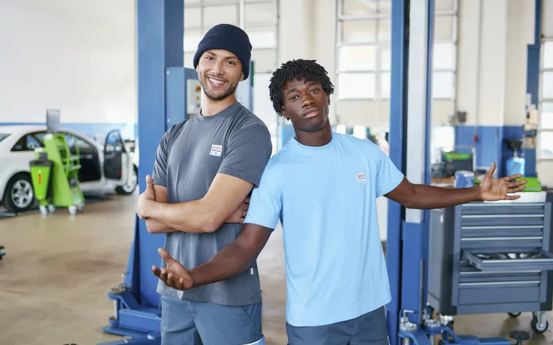 Twee Bosch Car Service monteurs