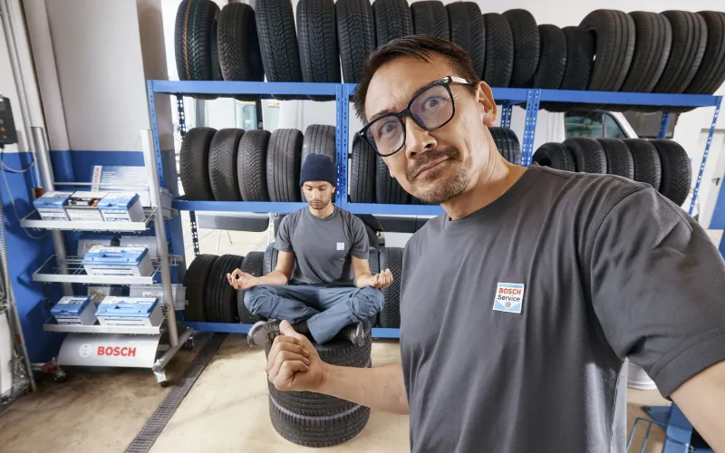 Monteur beoefent yoga op een set banden